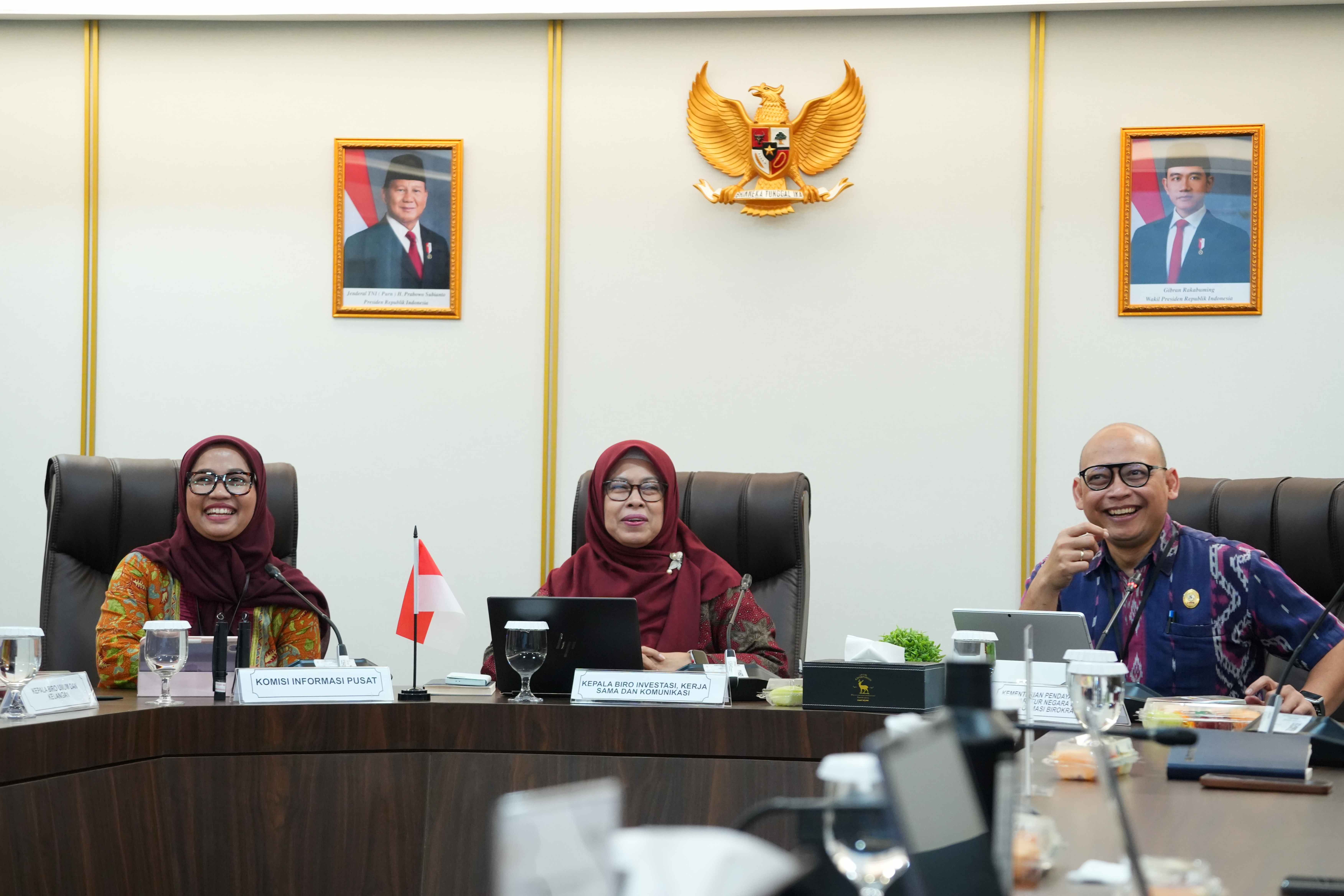 Chiroyli rus cumshots porno Eshakda oyoq